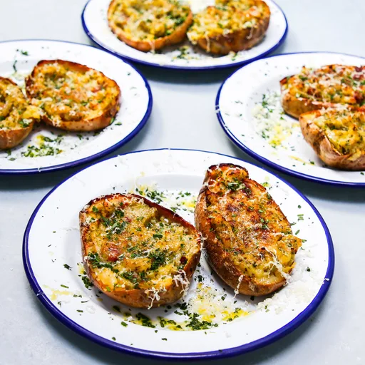 Patatas rellenas de queso y bacon