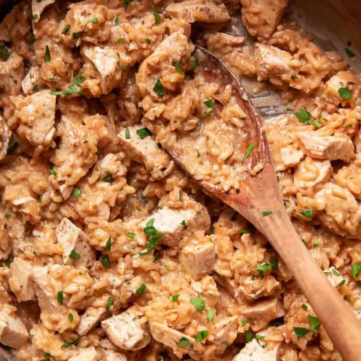 Risotto de pollo al suero de leche en una sartén