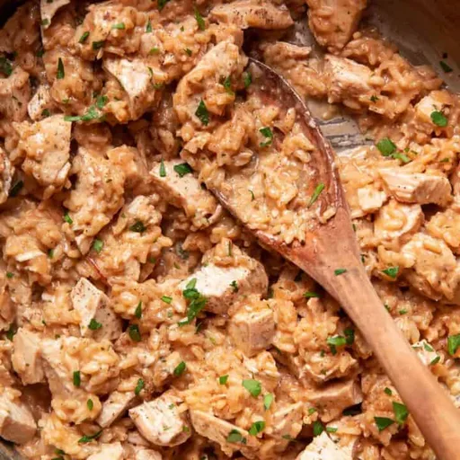 Risotto de pollo al suero de leche en una sartén