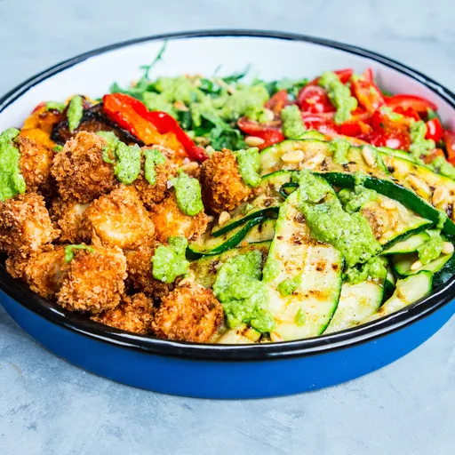 Superensalada con picatostes de queso halloumi