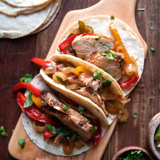 Fajitas de pollo al mesquite al horno en una sola bandeja