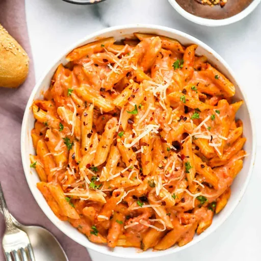 Pasta penne con salsa de tomate cremosa
