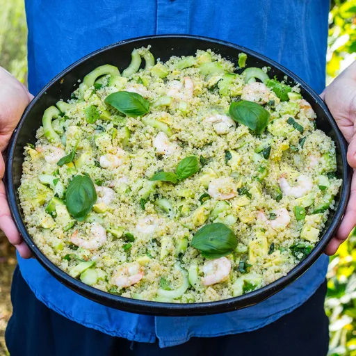 Súper ensalada de quinoa, langostinos y aguacate
