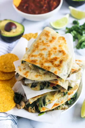 Quesadillas crujientes de espinacas, champiñones y cebolla