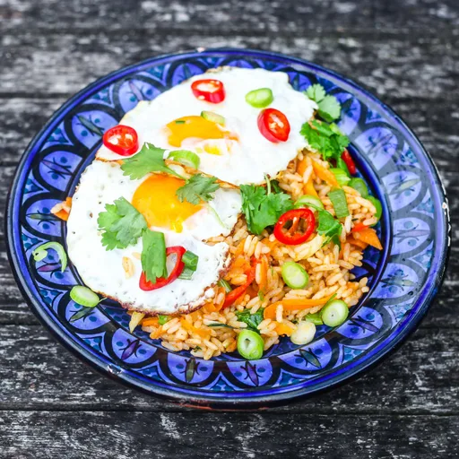 Arroz frito con huevo crujiente