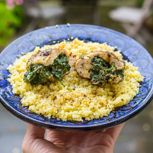 Pechugas de pollo rellenas de mascarpone y pesto rojo