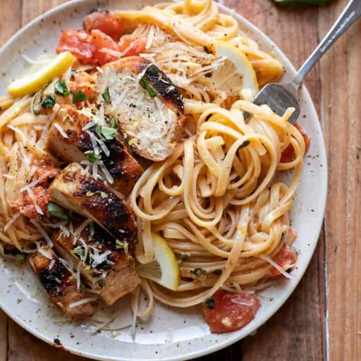 Pasta con pollo, limón y albahaca
