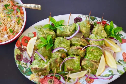 Brochetas de salmón tikka masala