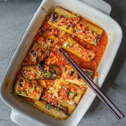 Puerros al ajo y sésamo