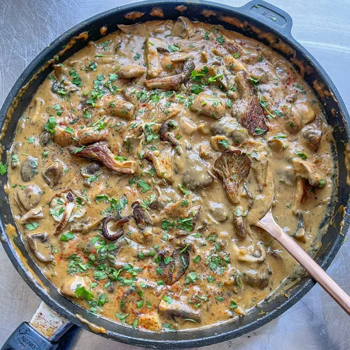 Stroganoff de champiñones con hierbas