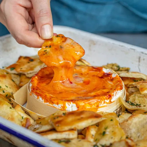 Camembert con miel y harissa
