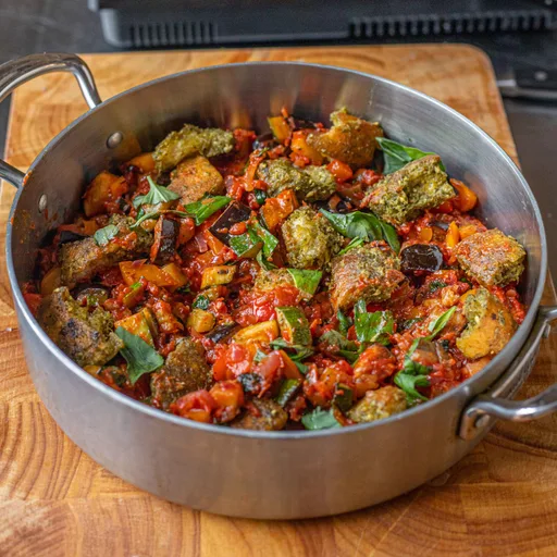 Ratatouille con picatostes de pesto de albahaca vegano