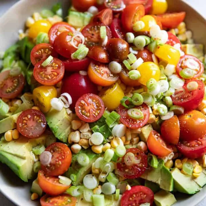 Ensalada de aguacate, maíz y tomate en 10 minutos