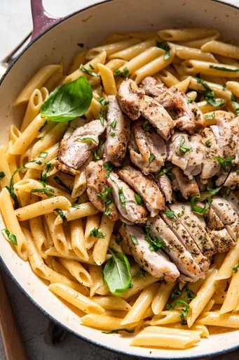 Pasta cremosa con pollo, limón y albahaca