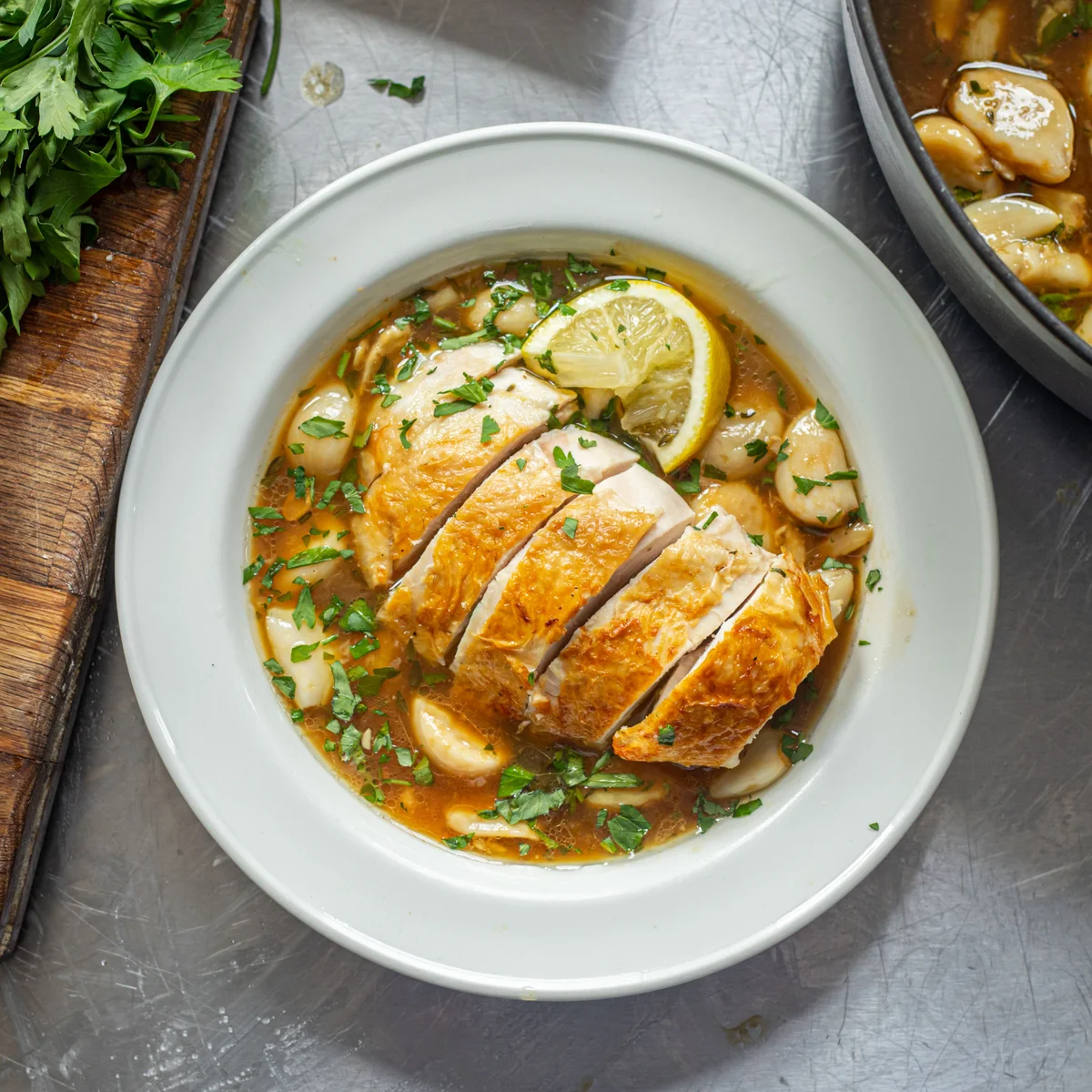 Pollo asado al ajo en cazuela