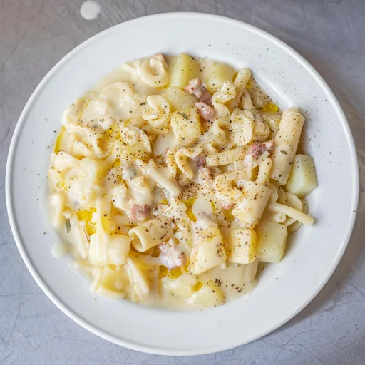 Pasta con patata y queso