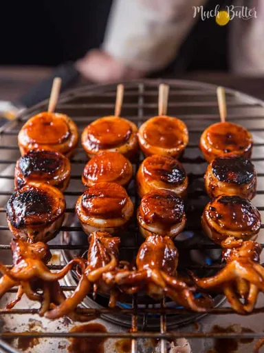 Brocheta de perrito caliente con calamar a la parrilla