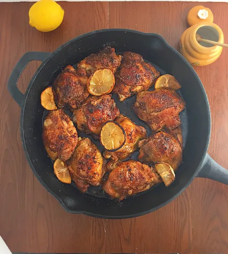 Pollo glaseado picante con limón y miel