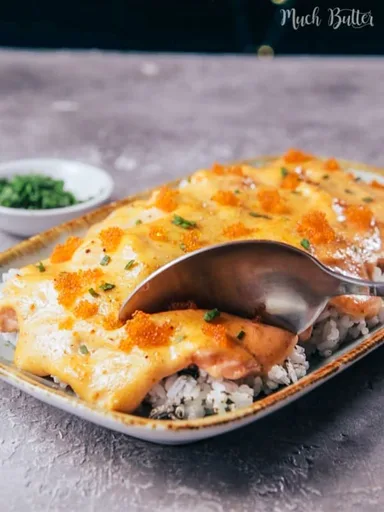 Arroz con salmón, tobiko y mayonesa