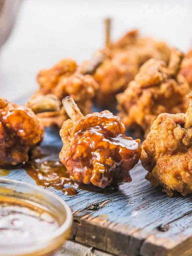 Muslitos de pollo frito con salsa barbacoa picante
