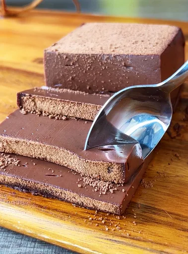 Chocolate Mousse Cake {without gelatin | no bake}