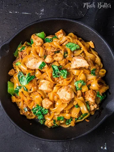 Fideos Kwetiau con Pollo Salteados