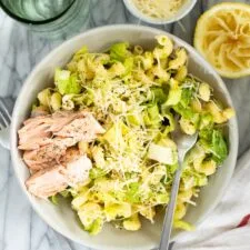 Ensalada de pasta César con salmón