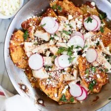 Chilaquiles de pollo fáciles con totopos