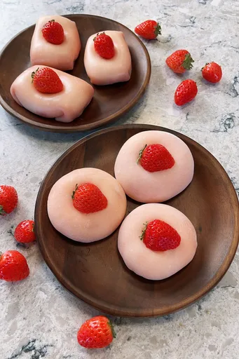 Daifuku de fresa (mochi de fresa con relleno de crema)