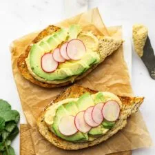 Tostada de Aguacate con Hummus