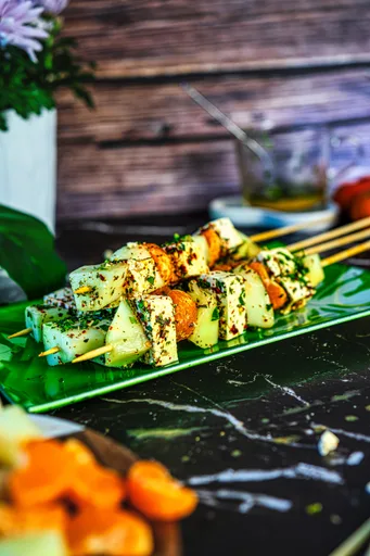 Brochetas de melón cantalupo o dulce y feta con vinagreta de naranja y mostaza