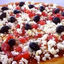 Receta de pizza casera con queso feta