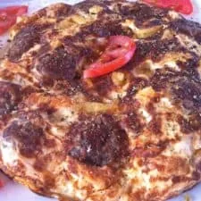 Receta de froutalia (tortilla griega con embutido y patatas)