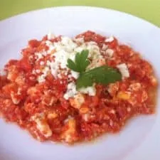 Revuelto de huevo griego con tomate fresco y queso feta (Kagiana o Strapatsada)