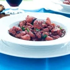 Estofado griego de pulpo y cebolla (Stifado de pulpo)