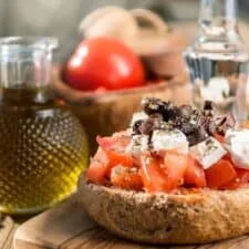 Receta tradicional de Ntakos / Dakos cretenses (Roscos con tomates y queso feta)