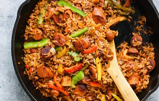 Arroz mexicano con salchichas en una sola olla