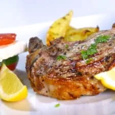 Chuletas de cerdo griegas con patatas al horno