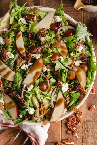 Ensalada de otoño con peras y queso de cabra