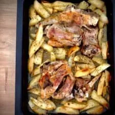 Cordero asado griego glaseado con miel y patatas