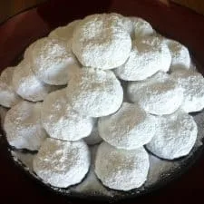 Traditional Kourabiedes/Kourabiethes with Ouzo recipe