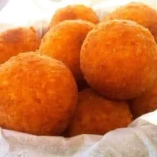 ¡Receta de bolas de queso fritas extra fundentes! (Tirokroketes)
