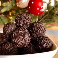 Walnut and biscuit Chocolate Truffles (Troufakia)