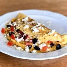 Tortilla griega con queso feta