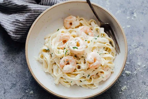 Pasta cremosa con gambas al ajillo (vídeo paso a paso)