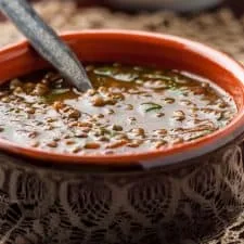 Sopa de lentejas griega (Fakes Soupa)
