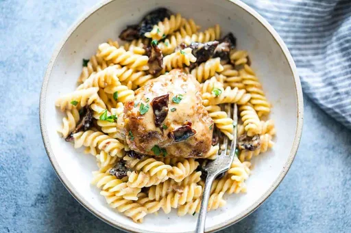 Pollo cremoso con tomates secos y pasta