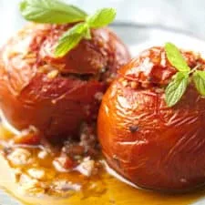 Receta de Gemista (Tomates y pimientos rellenos de arroz a la griega)