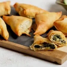 Receta de mini triángulos de spanakopita (Spanakopitakia / triángulos griegos de espinacas)
