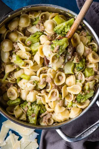 Orecchiette en una sola olla con salchicha y brócoli